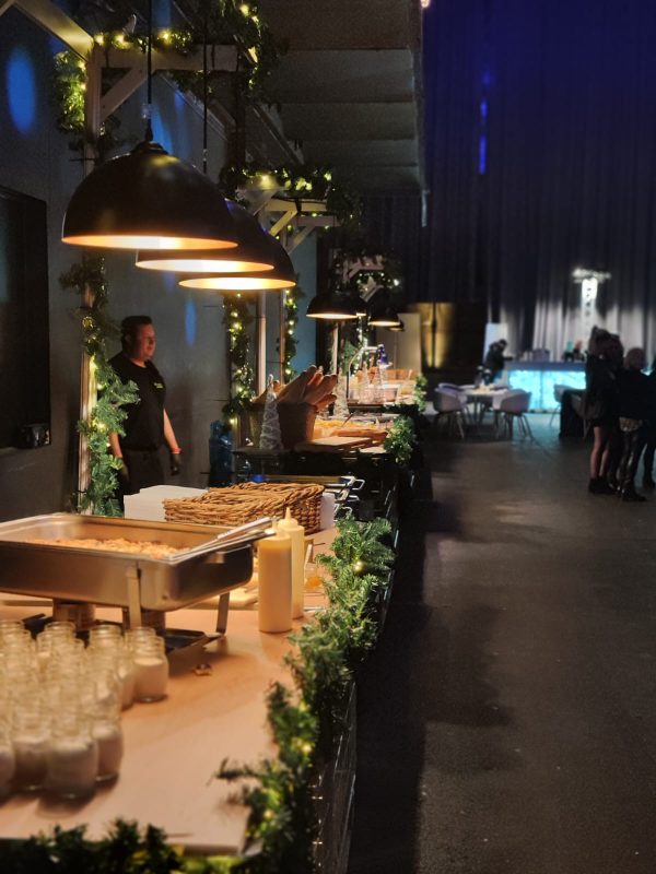 Lange Buffetlinie mit Chafing Dishes und Servicepersonal