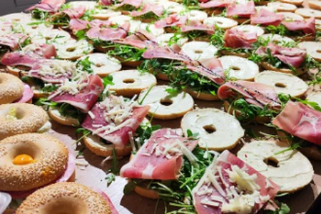 Bagels mit rohem Schinken, Rucola und Parmesan