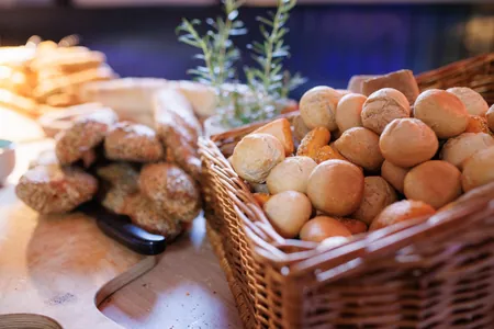 Brotkorb mit Partybrötchen und Körnerbrötchen