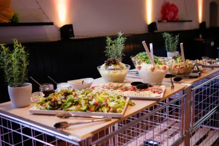 Buffet mit frischen Salaten, Nudelsalat und Aufschnittplatte