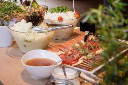 Salatbuffet mit Krautsalat, Kartoffelsalat und Aufschnittplatte