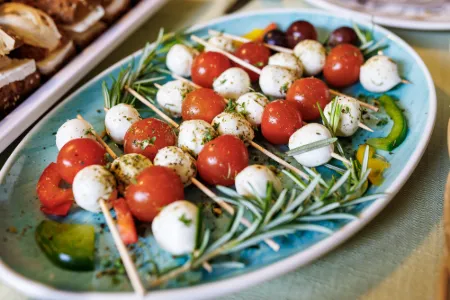 Tomate-Mozzarella-Spieße mit Rosmarin