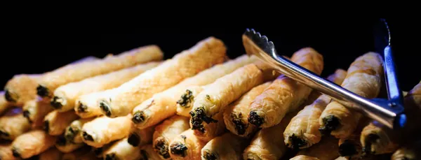 Gefüllte Mini-Pide aus Yufka-Teig auf dem Buffet