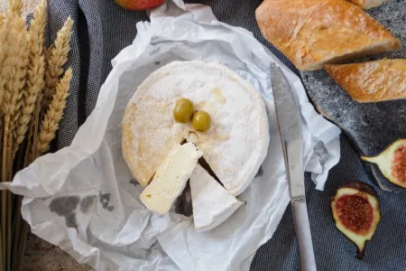 Weichkäse mit Baguette, Feigen und Birne