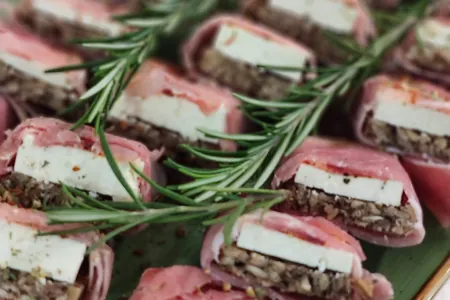 Schinken-Käse-Häppchen auf Vollkornbrot mit Rosmarin