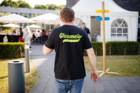 Terrasse mit Zelten und Sonnenschirmen beim Sommerfest