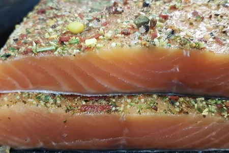 Hausgemacht gebeizter Lachs mit Kräuter-Gewürzkruste
