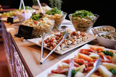 Vorspeisenbuffet mit Tomate-Mozzarella-Spießen, Salaten und Oliven